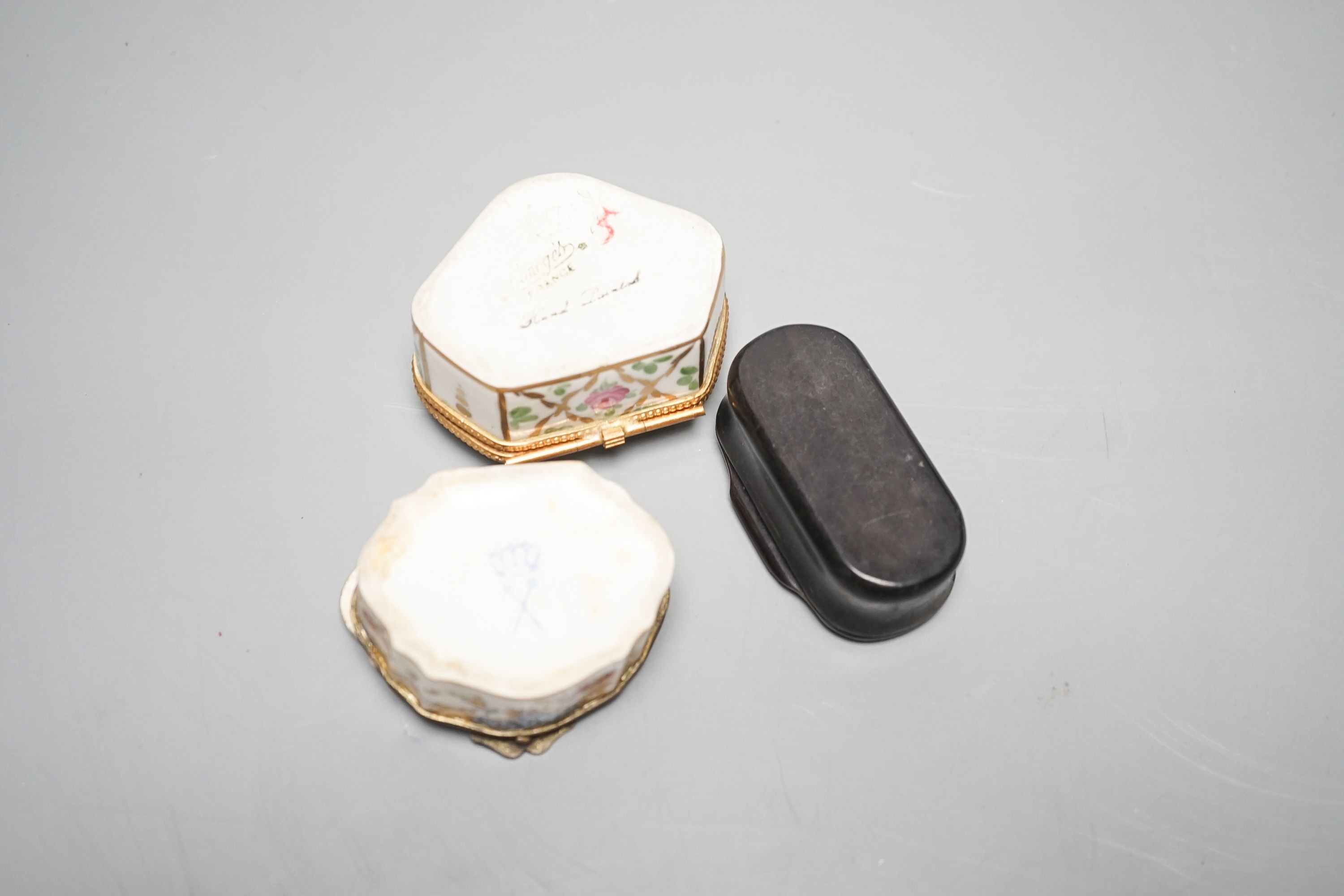 A Limoges porcelain trinket box, 6.5cm another and a horn and tortoiseshell snuff box (3)